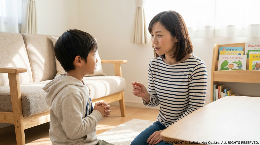 子供と目線を合わせて話そうと努力する母親と、寝室で一人、育児疲れに頭を抱えて落ち込む母親の比較写真。