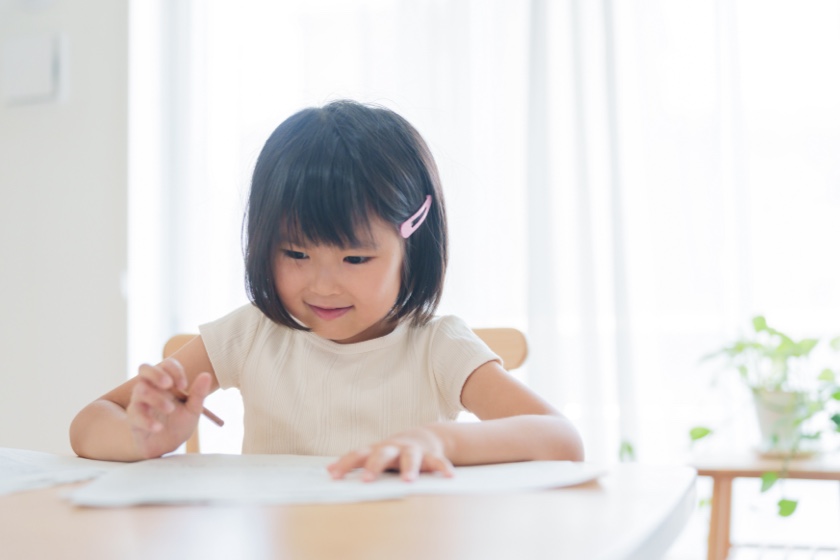 プリント教材で学習する小学生