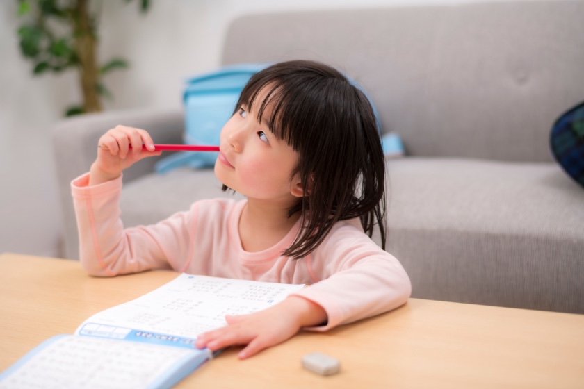 考える小学生の女の子