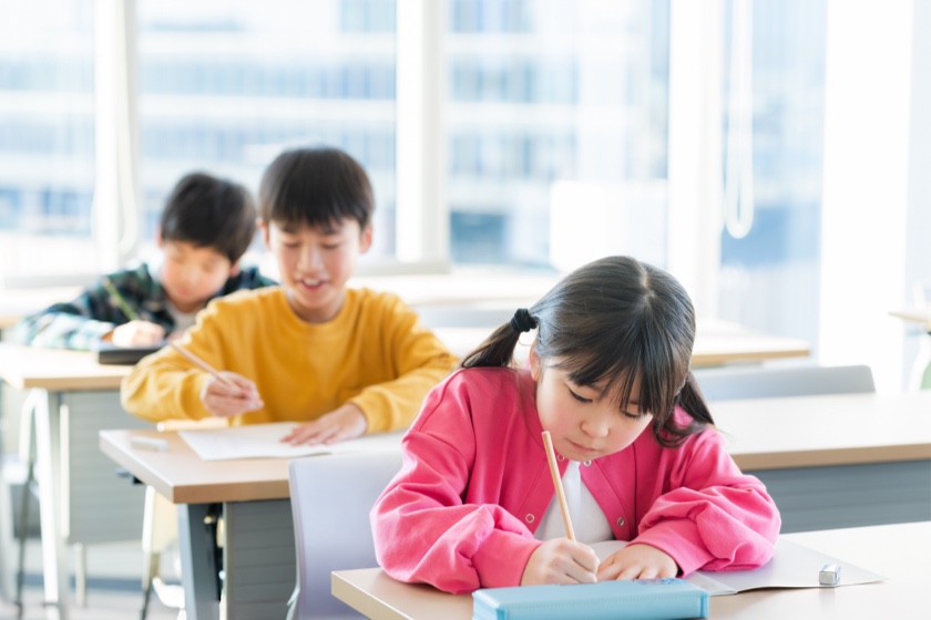テストを受ける小学生