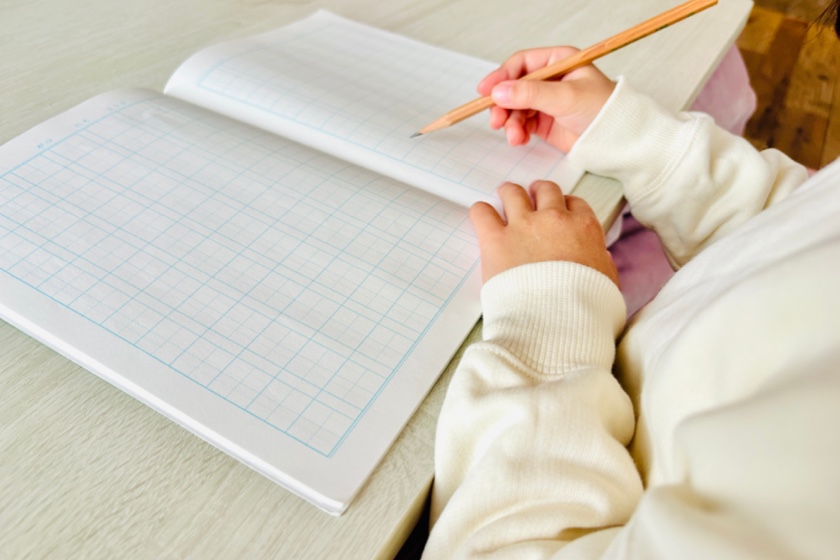 ノートで復習する小学生