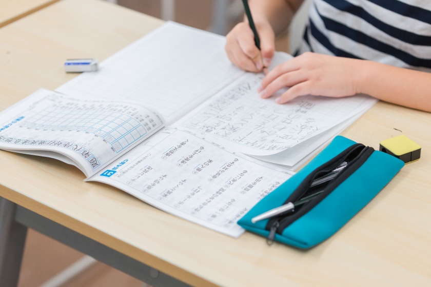 漢字ドリルをする小学生