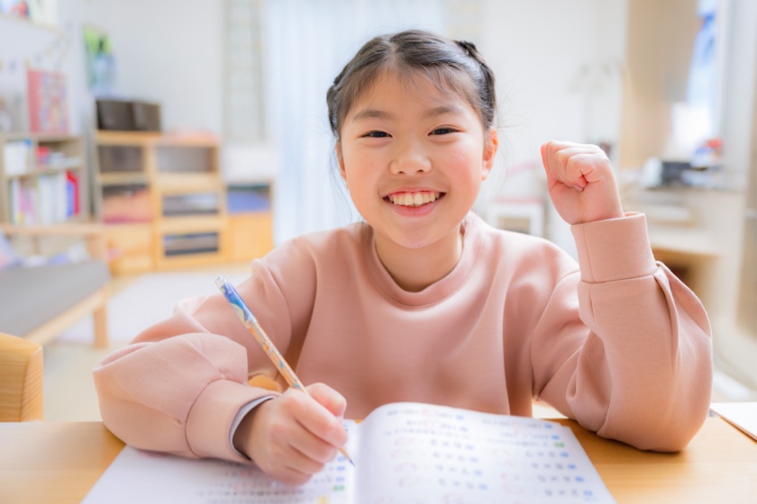 ガッポーズをする小学生